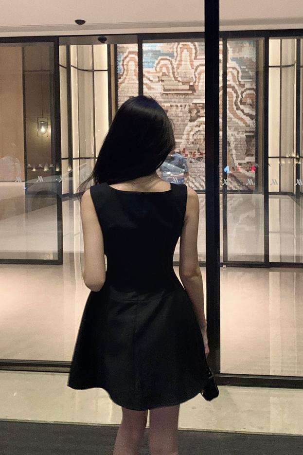Women's Hepburn Style Sleeveless A-Line Mini Dress with Square Neck and High Waist - Image 5